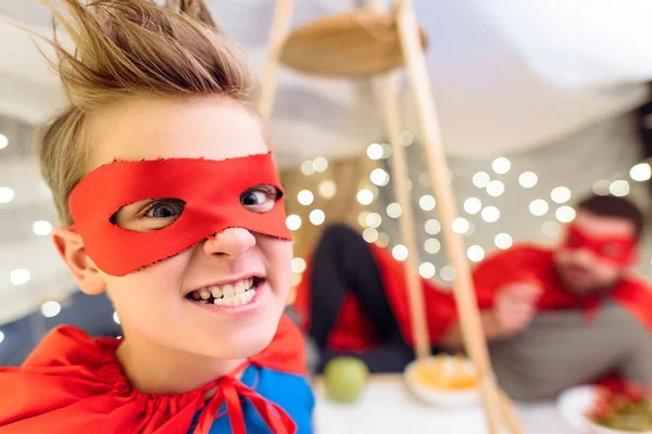 Niño en traje de superhéroe - foto de stock