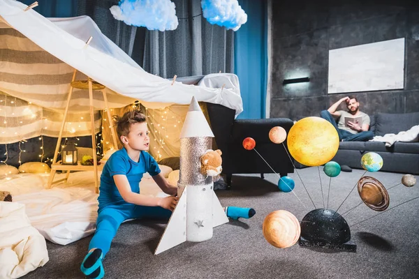 Menino brincando com foguete de brinquedo — Fotografia de Stock