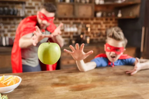 Pai e filho em trajes de super-herói vermelho — Fotografia de Stock