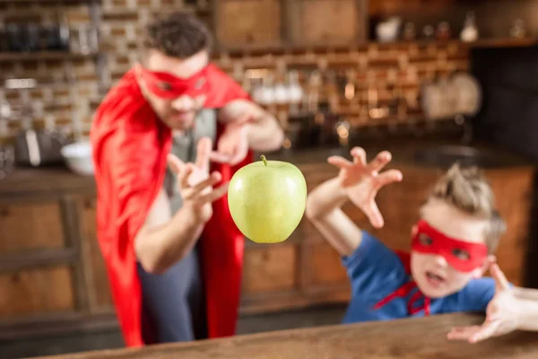 Padre e hijo en trajes de superhéroe rojo - foto de stock