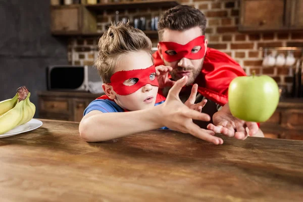 Pai e filho em trajes de super-herói vermelho — Fotografia de Stock