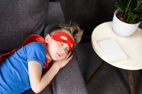 Niño en traje de superhéroe durmiendo - foto de stock