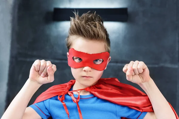 Niño en traje de superhéroe - foto de stock