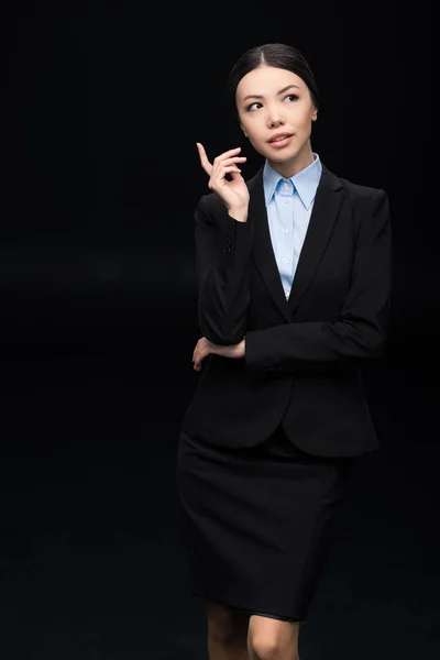 Nachdenkliche Geschäftsfrau im schwarzen Anzug — Stockfoto