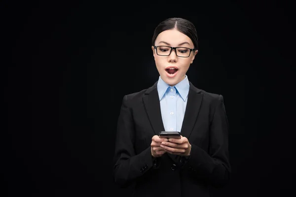 Businesswoman using smartphone — Stock Photo