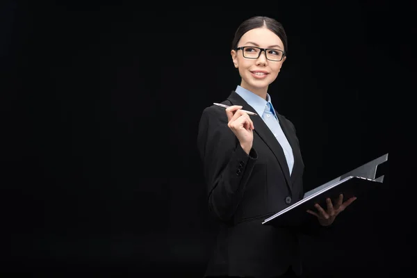 Brunette femme d'affaires avec presse-papiers — Photo de stock