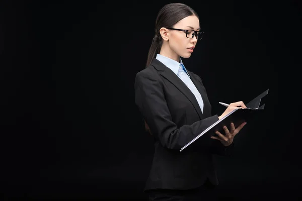 Brunette femme d'affaires avec presse-papiers — Photo de stock