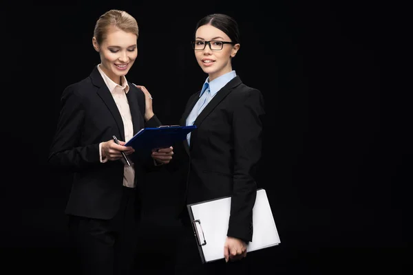 Donne d'affari che si connettono durante il lavoro — Foto stock