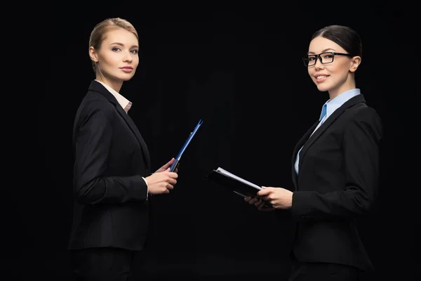 Conectando-se durante o trabalho de mulheres de negócios — Fotografia de Stock