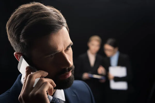 Homem de negócios usando smartphone — Fotografia de Stock