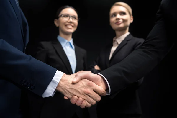 Empresarios dándose la mano - foto de stock