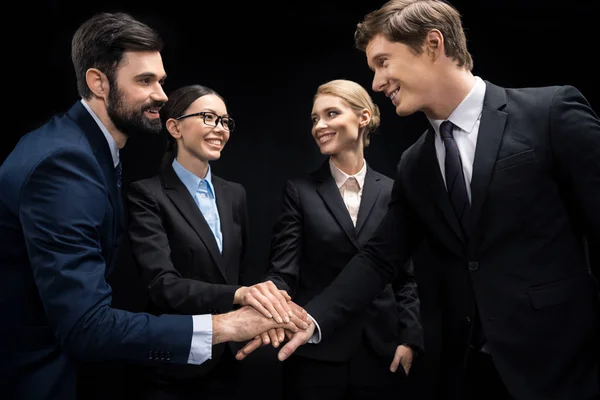 Команда бизнесменов сложит руки — стоковое фото