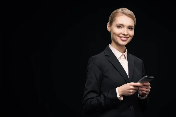 Femme d'affaires utilisant un smartphone — Photo de stock