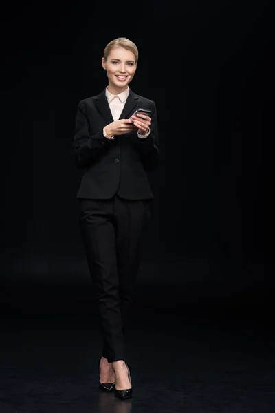 Femme d'affaires utilisant un smartphone — Photo de stock