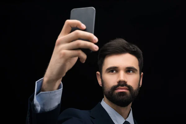 1Geschäftsmann macht Selfie auf Smartphone — Stockfoto