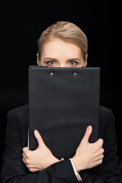 Femme d'affaires avec bloc-notes dans les mains — Photo de stock