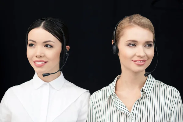 Operadores de centros de llamadas en auriculares - foto de stock