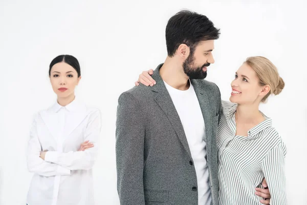 Pareja mirándose entre sí - foto de stock