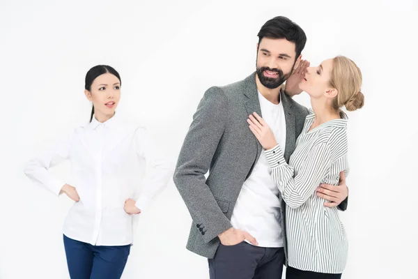 Mujer susurrando al hombre - foto de stock