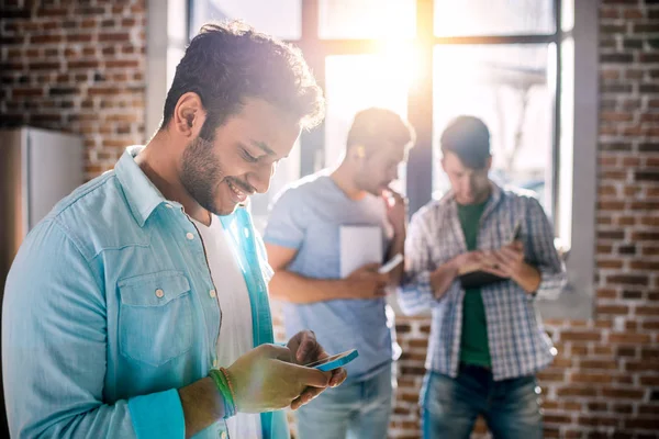 Homme utilisant un smartphone — Photo de stock