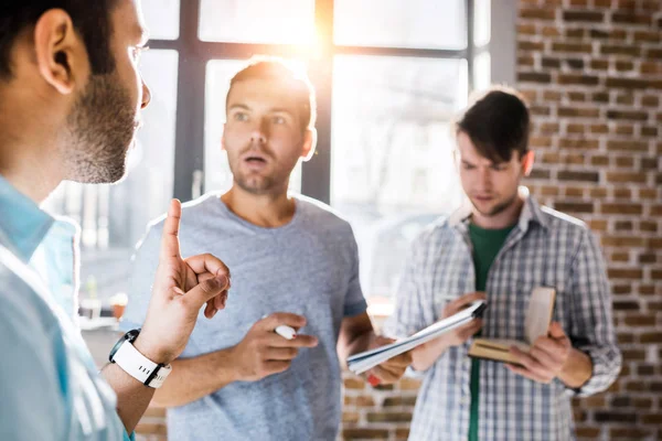 Uomini che lavorano al progetto — Foto stock