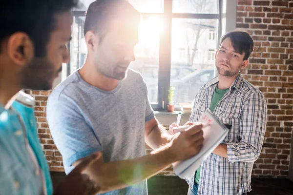 Männer arbeiten an Projekt — Stockfoto