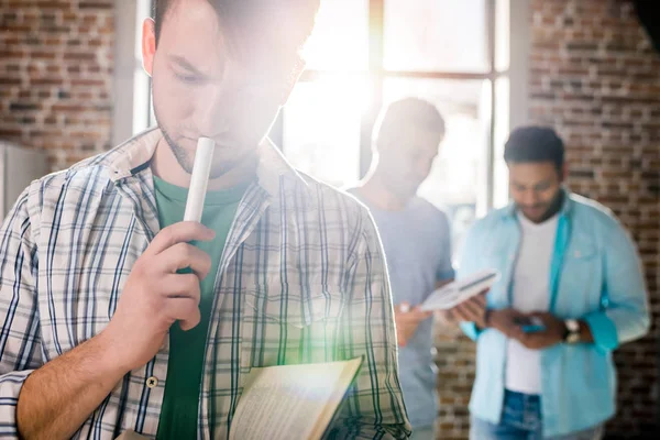 Uomini che lavorano al progetto — Foto stock