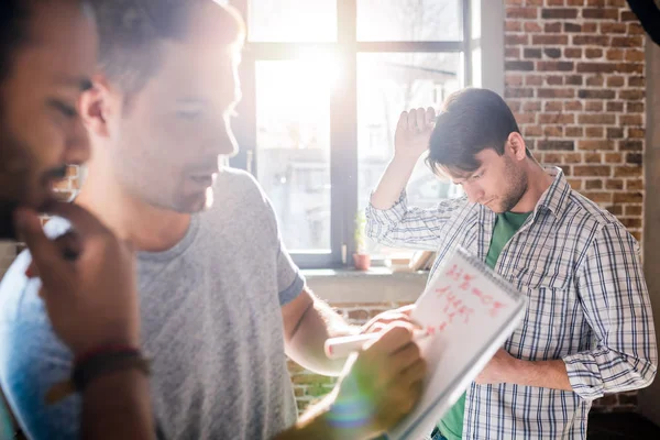 Hommes travaillant sur le projet — Photo de stock