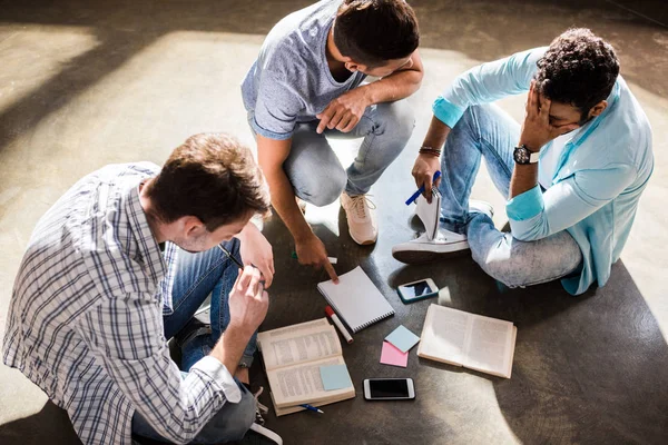 Uomini che lavorano al progetto — Foto stock