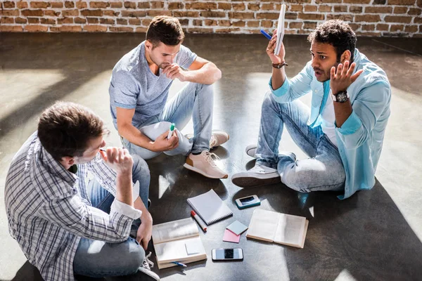 Männer arbeiten an Projekt — Stockfoto