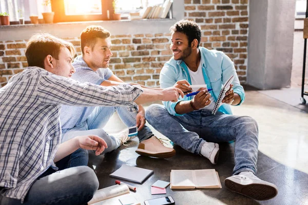 Hommes travaillant sur le projet — Photo de stock