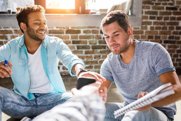 Hommes travaillant sur le projet — Photo de stock