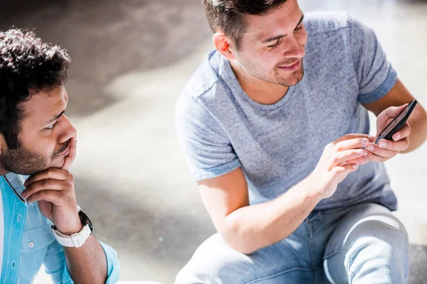 Mann benutzt Smartphone — Stockfoto