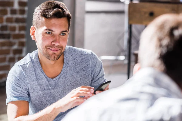 Homem usando smartphone — Fotografia de Stock