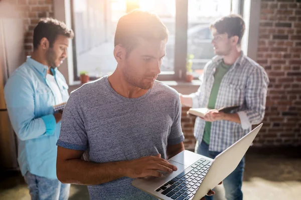 Uomo che lavora con il computer portatile — Foto stock