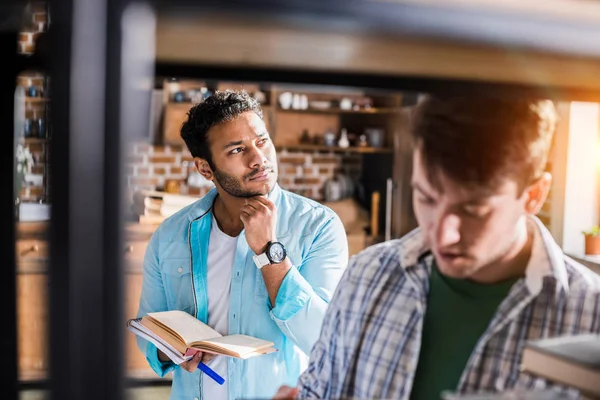 Männer, die mit Büchern arbeiten — Stockfoto