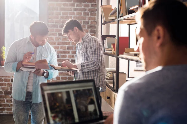 Jóvenes profesionales que trabajan - foto de stock