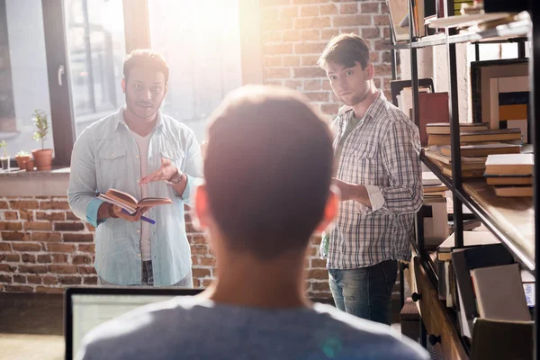 Jóvenes profesionales que trabajan - foto de stock