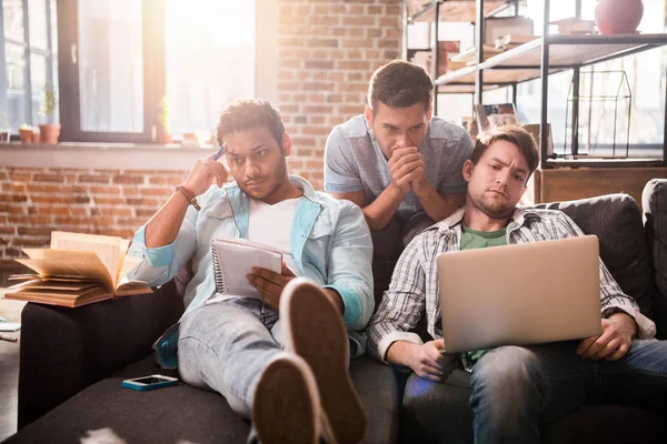 Giovani professionisti che lavorano con il computer portatile — Foto stock