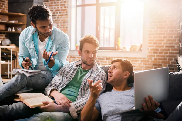 Männer arbeiten an Projekt — Stockfoto