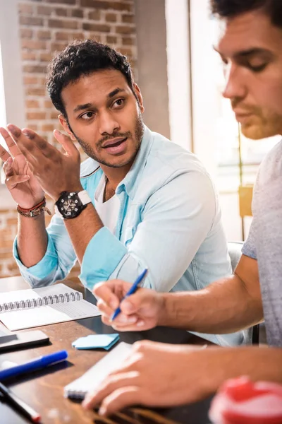 Uomini che lavorano al progetto — Foto stock