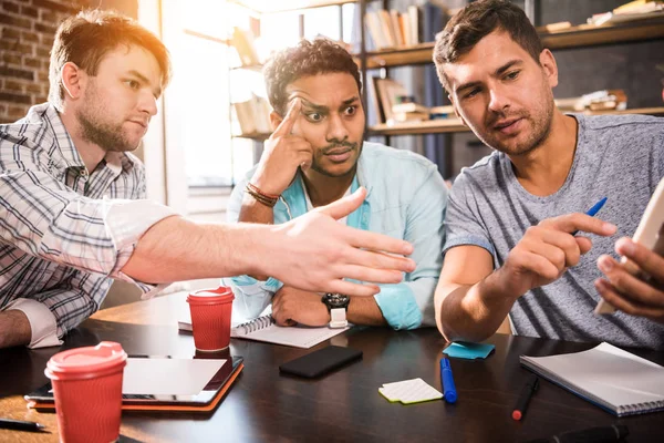 Hommes travaillant sur le projet — Photo de stock