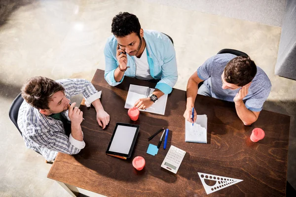 Uomini che lavorano al progetto — Foto stock