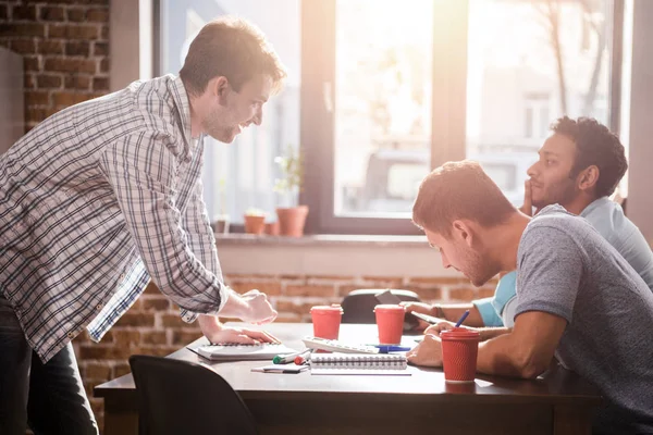 Männer arbeiten an Projekt — Stockfoto