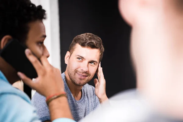 Hommes travaillant sur le projet — Photo de stock