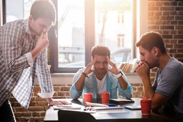 Hommes travaillant sur le projet — Photo de stock