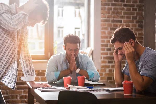 Männer arbeiten an Projekt — Stockfoto