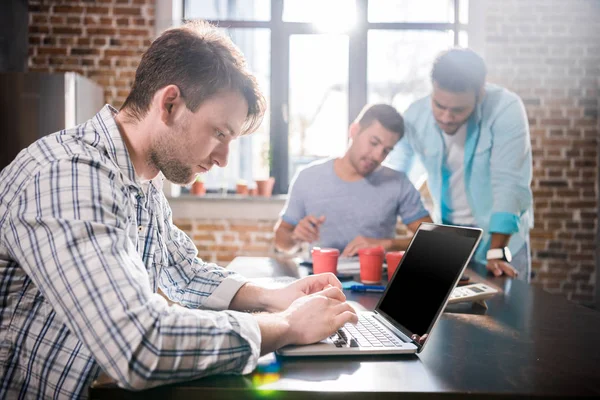 Uomo utilizzando il computer portatile — Foto stock