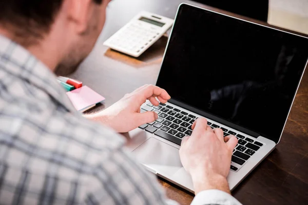 Homme utilisant un ordinateur portable — Photo de stock