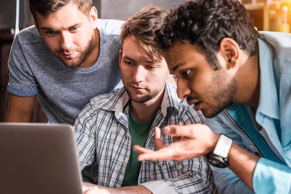 Hombres usando el ordenador portátil - foto de stock